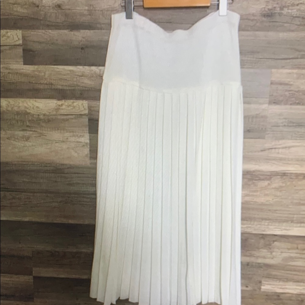 Elegant White Pleated Skirt